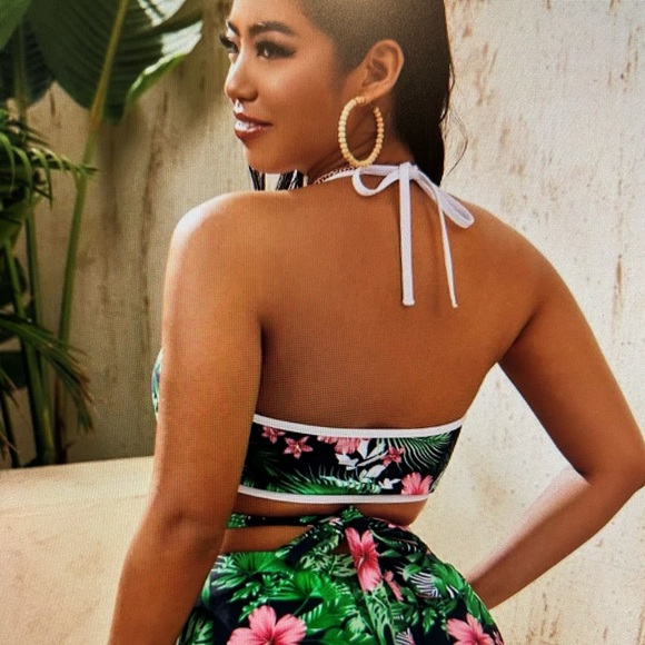 New. Plus bikini top. Wrap around style. Top only. 4XL - Picture 2 of 2